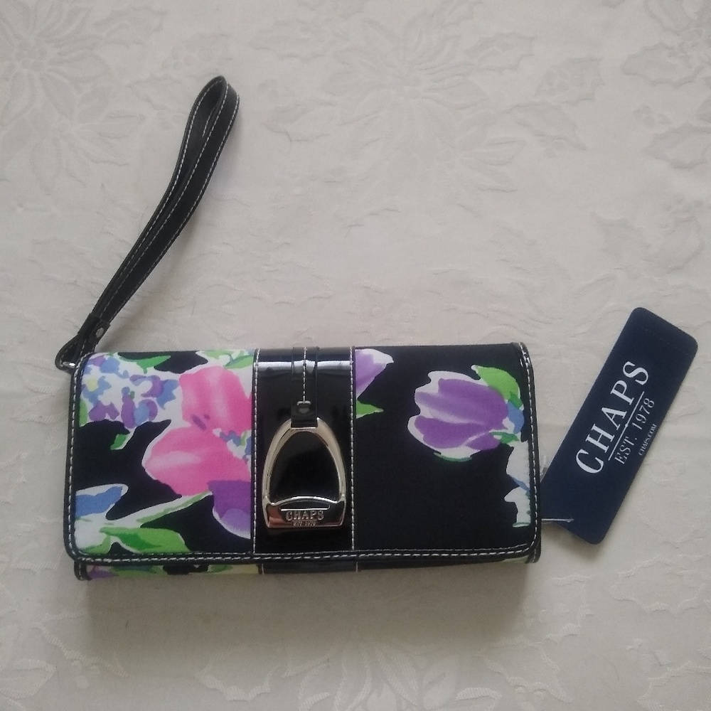 New 🎀 Chaps floral wristlet wallet